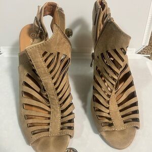Chic Tan Women's Sandals